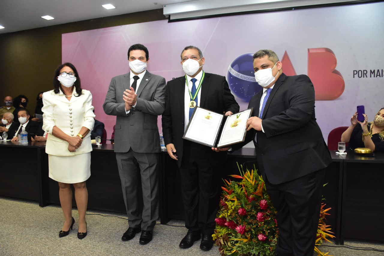 Ministro Kássio Nunes Marques recebe honraria da OAB/PI